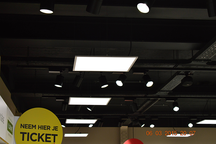 9. exemple d'installation de panneau LED suspendu