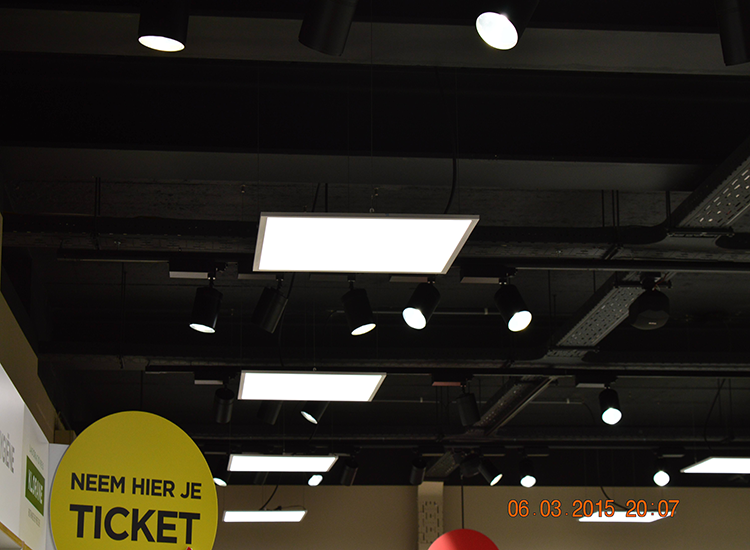 10. 매달린 LED 패널 설치 예