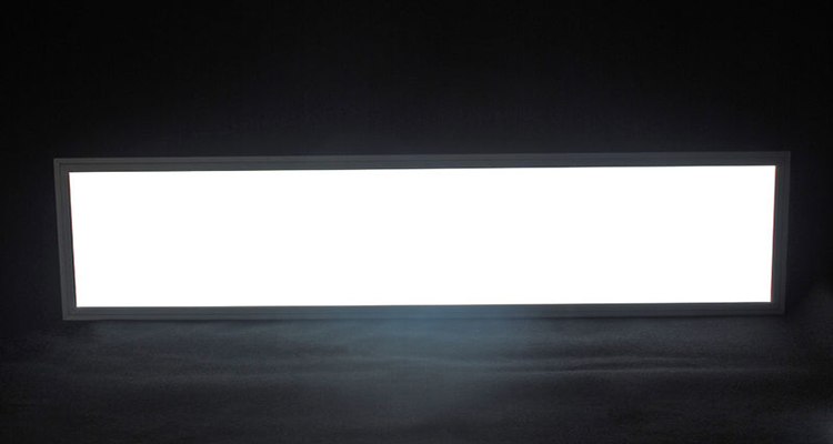 1. Светодиодная панель 1200x300 светится естественным белым цветом.
