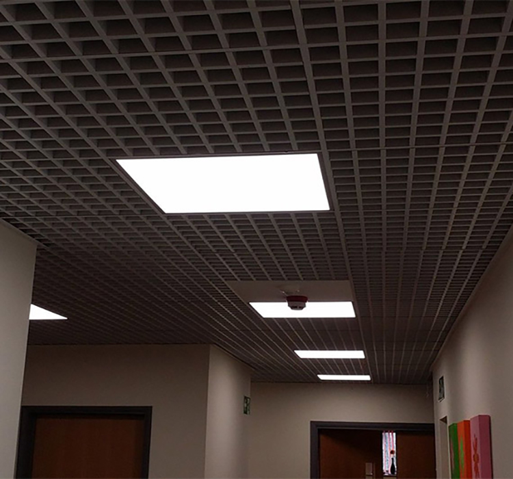 8. Ofiste 600x600mm UR19 LED Panel Işığı