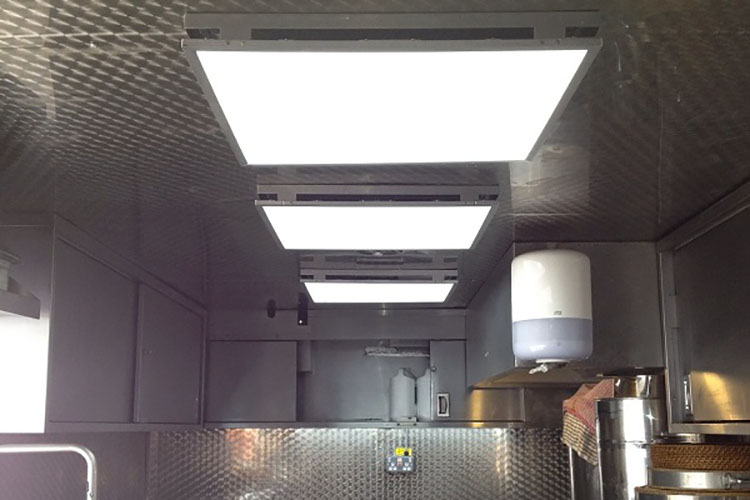 14. Površinsko montirano LED panelno svjetlo u kuhinji restorana u Velikoj Britaniji