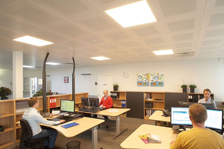 15. LED panelové svetlo 620x620 vo vlhkých stropoch nemeckého úradu